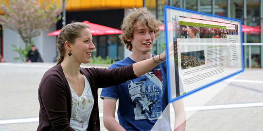 Studenten, junge Frau und junger Mann, vor Projektionsfläche Studenten, junge Frau und junger Mann, vor Projektionsfläche