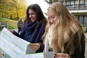 Angehende Studentinnen mit Lageplan der TU am Tag der offenen Tür Angehende Studentinnen mit Lageplan der TU am Tag der offenen Tür