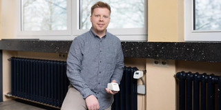 Fabian Sievers mit digitalen Heizkörperthermostat Fabian Sievers mit digitalen Heizkörperthermostat