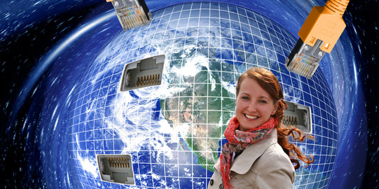 Fotomontage junge Frau vor Weltkugel Fotomontage junge Frau vor Weltkugel