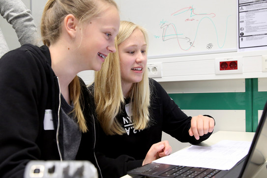 Schülerinnen am Laptop Schülerinnen am Laptop