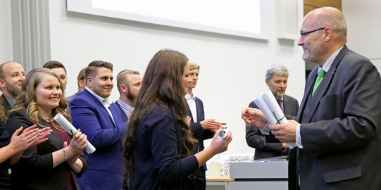 Urkundenübergabe von Prof. Rehtanz an Absolventin Urkundenübergabe von Prof. Rehtanz an Absolventin