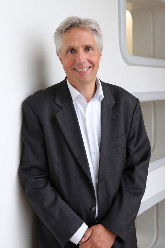 Porträt Prof. Jenau Porträt Prof. Jenau