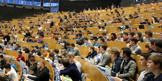 Vollbesetzter Hörsaal Audimax Vollbesetzter Hörsaal Audimax