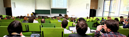 Studierende im Hörsaal, Blick auf Tafel Studierende im Hörsaal, Blickauf Tafel