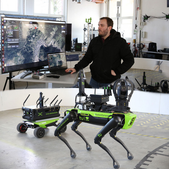 Roboterhund für den Rettungseinsatz Roboterhund für den Rettungseinsatz und Person am PC mit Bedienelementen