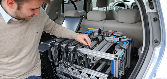 Fahrzeug mit Computer für autonomes Fahren Fahrzeug mit Computer für autonomes Fahren