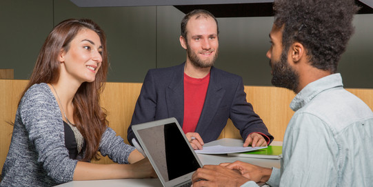 Drei Studierende im Gespräch Drei Studierende im Gespräch