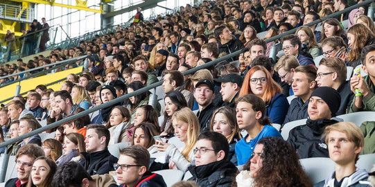 Studierende bei der Begrüssung der Erstsemster im Signal-Iduna-Park Studierende bei der Begrüssung der Erstsemster im Signal-Iduna-Park