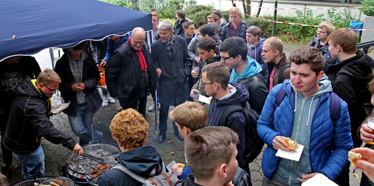 Studierende beim Kennenlernen in der O-Phase Studierende beim Kennenlernen in der O-Phase